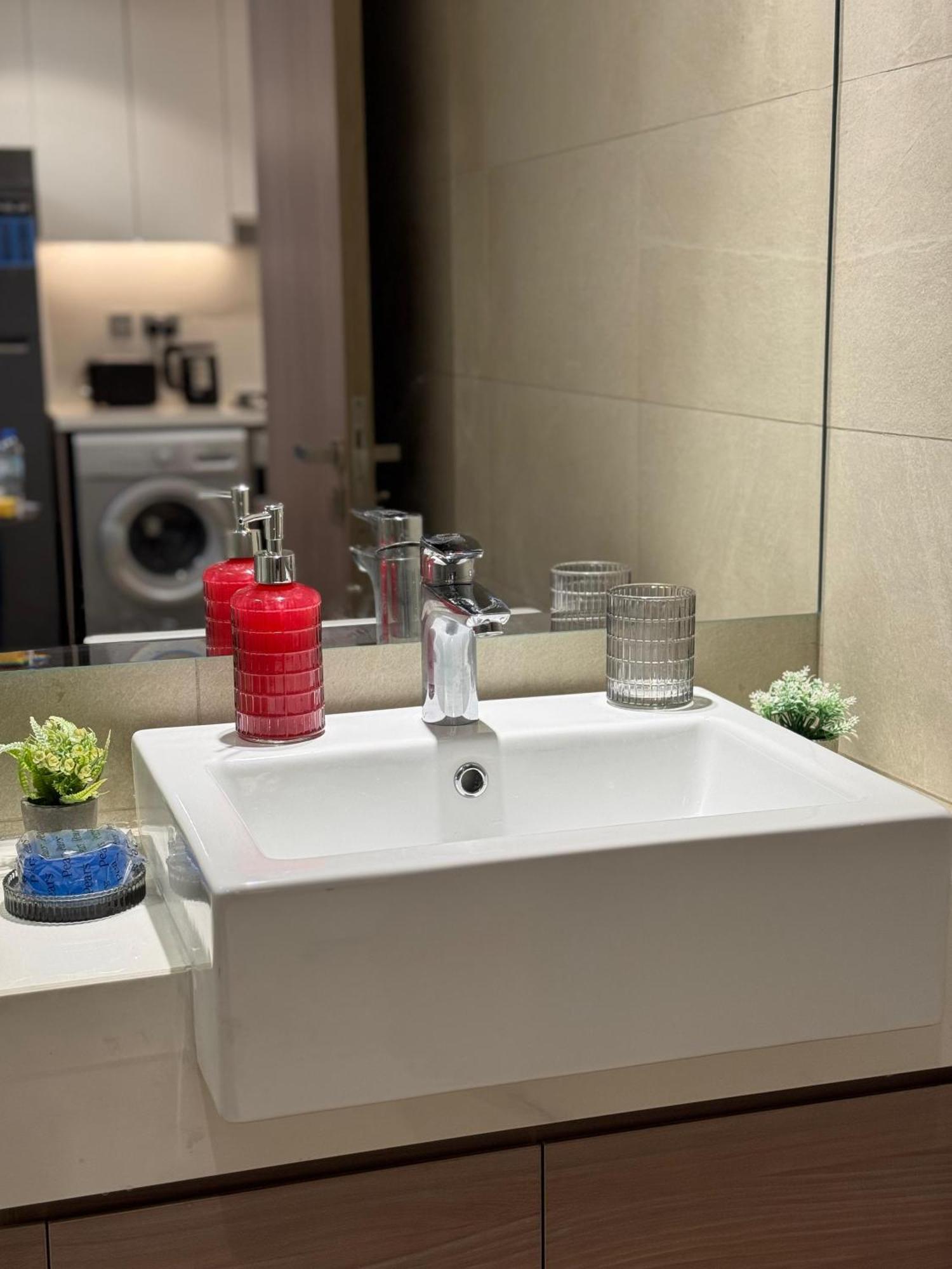 Azizi Riviera, Meydan, *