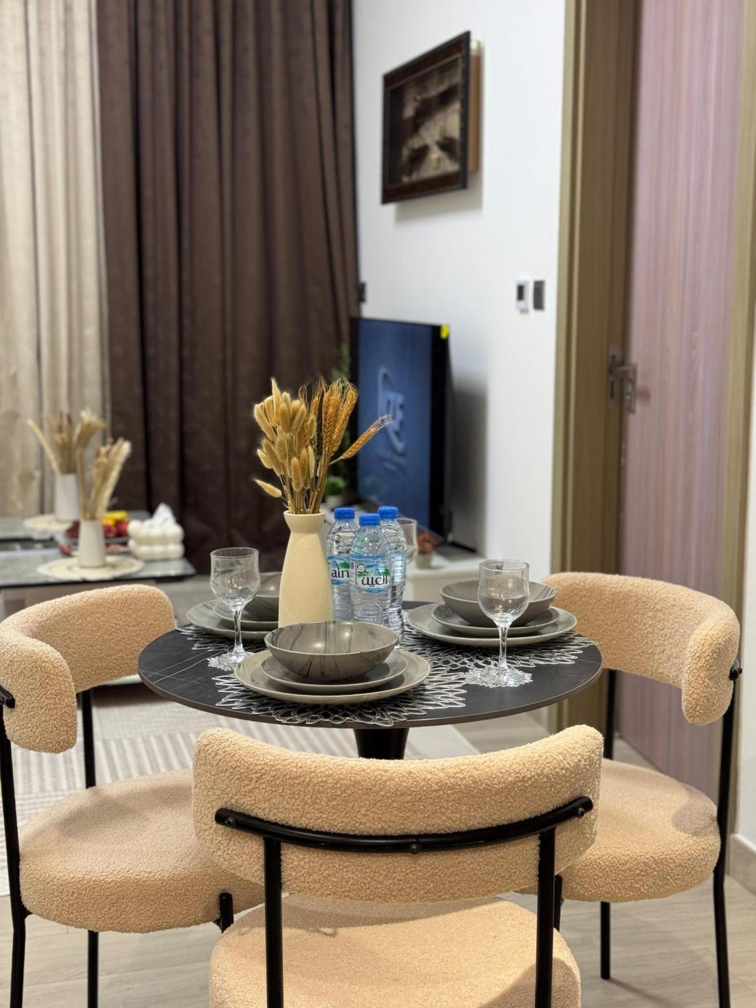 Azizi Riviera, Meydan,