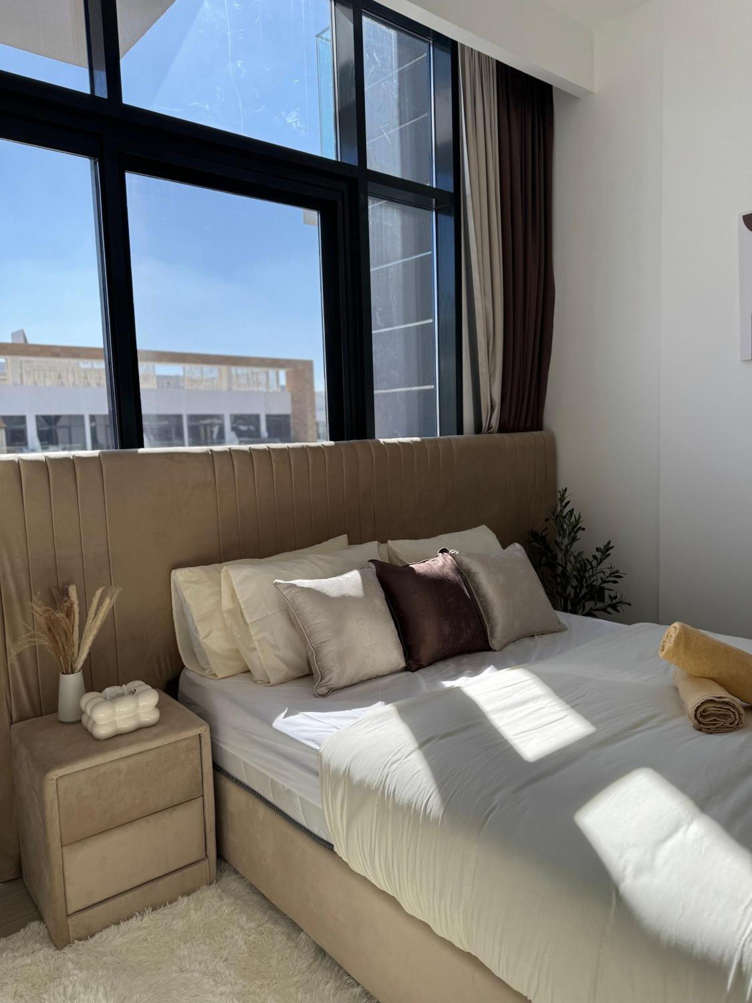 Azizi Riviera, Meydan, *