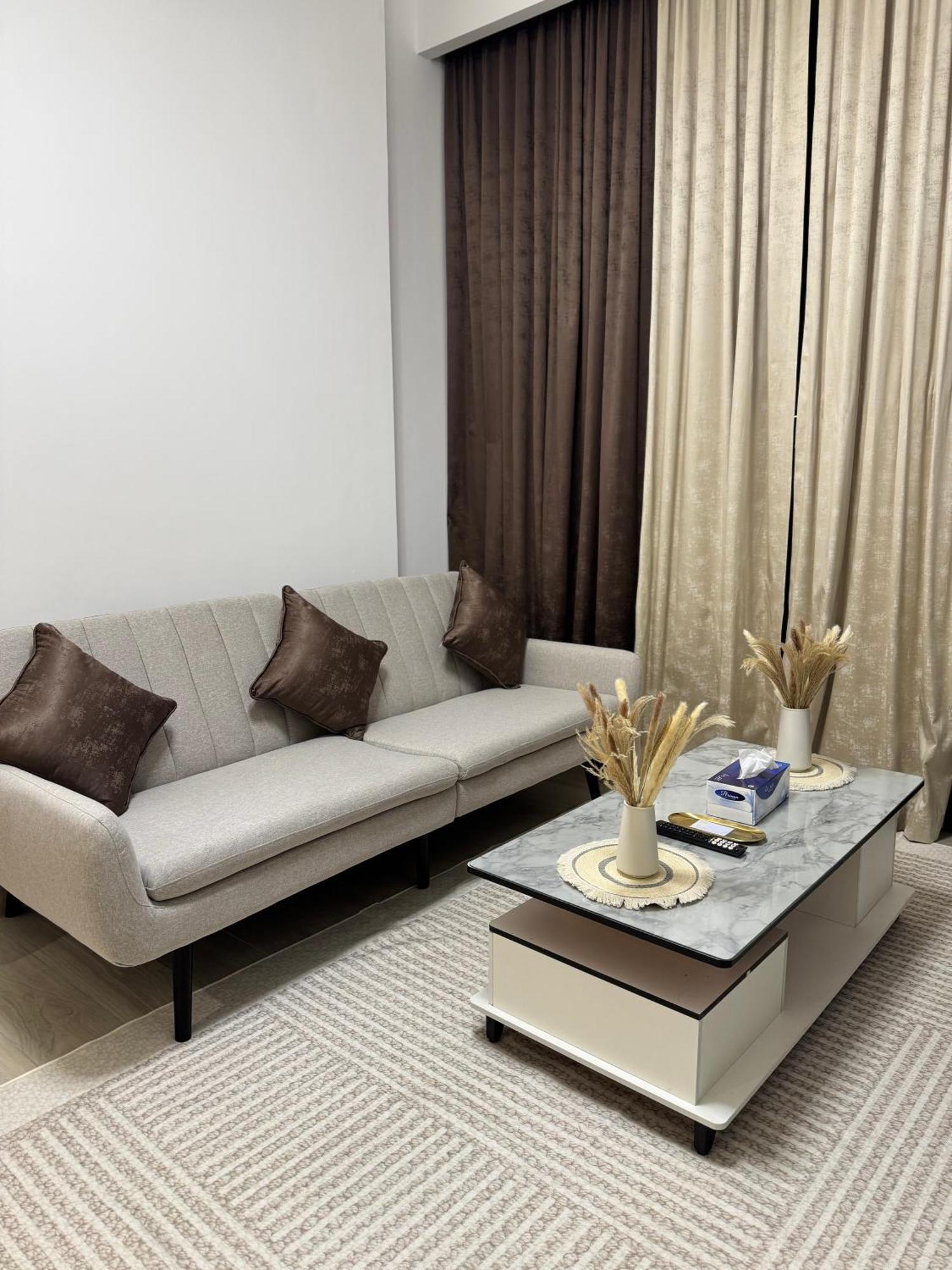 Azizi Riviera, Meydan,